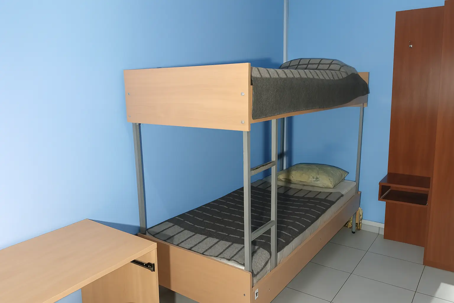 Двухъярусные кровати с платяным шкафом и рабочим столом